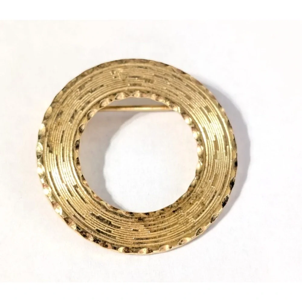 Vintage Circle Wreath Brooch Pin 1.25” Textured Gold-tone Unisex Simple go26